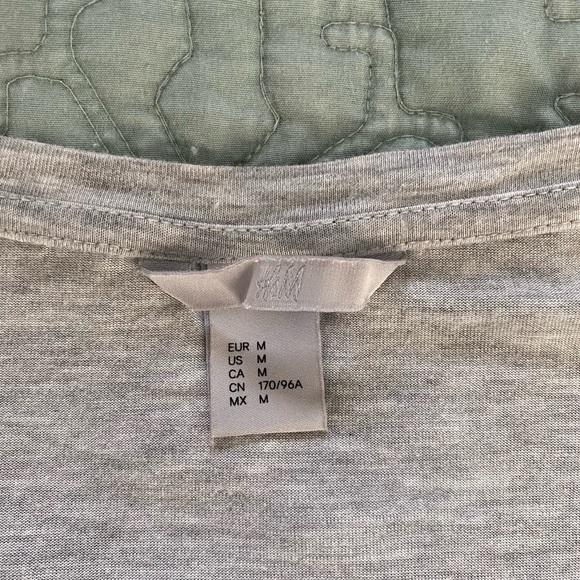 H&M soft gray t-shirt - Picture 3 of 5